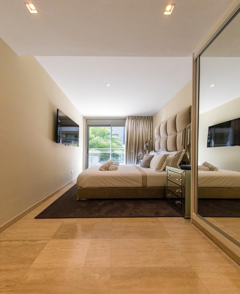 Exklusiv renovierte Wohnung mit großer Terrasse in Botafoc