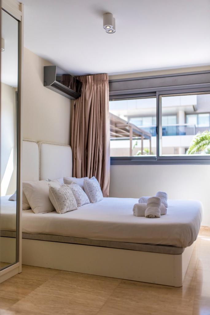 Exklusiv renovierte Wohnung mit großer Terrasse in Botafoc