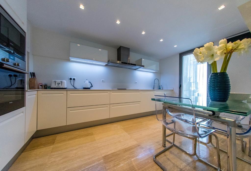 Exklusiv renovierte Wohnung mit großer Terrasse in Botafoc