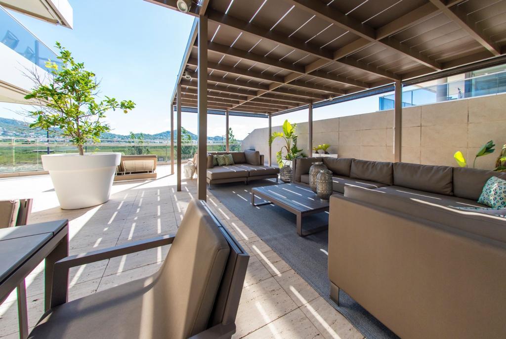 Exklusiv renovierte Wohnung mit großer Terrasse in Botafoc