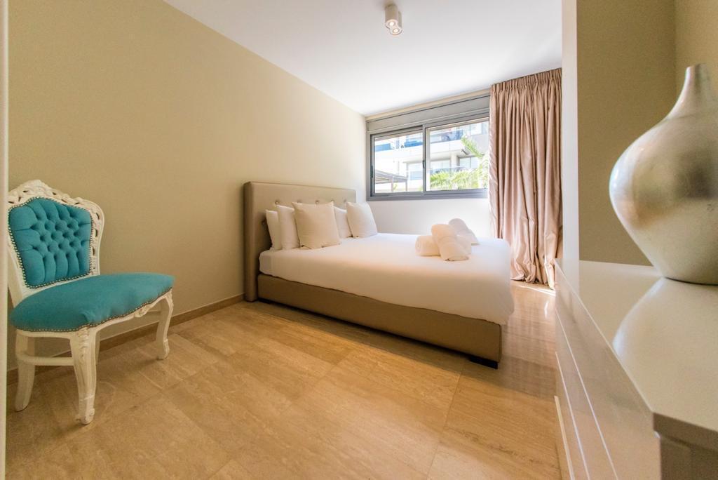 Exklusiv renovierte Wohnung mit großer Terrasse in Botafoc