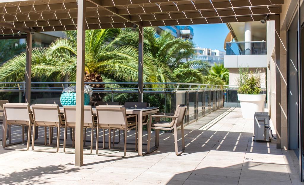 Exklusiv renovierte Wohnung mit großer Terrasse in Botafoc