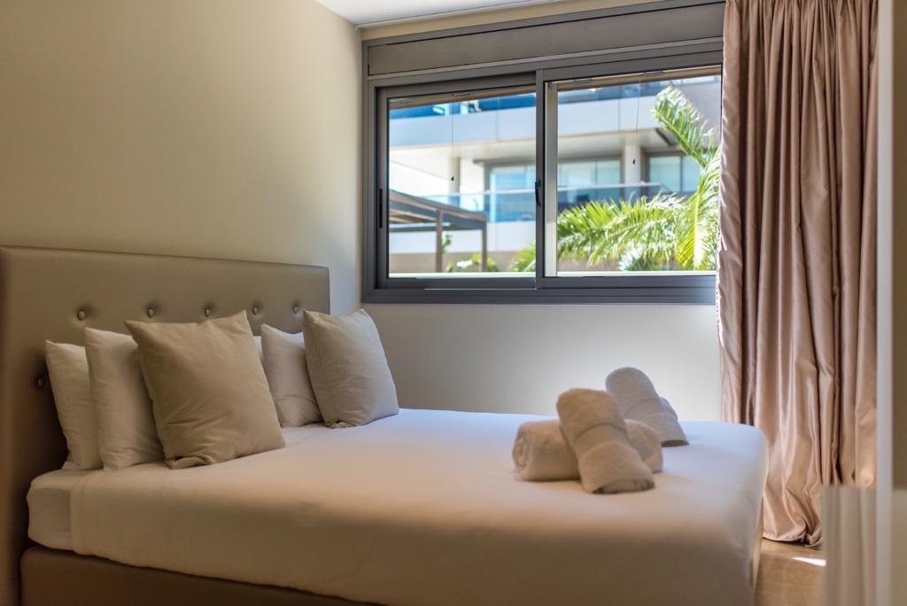 Exklusiv renovierte Wohnung mit großer Terrasse in Botafoc