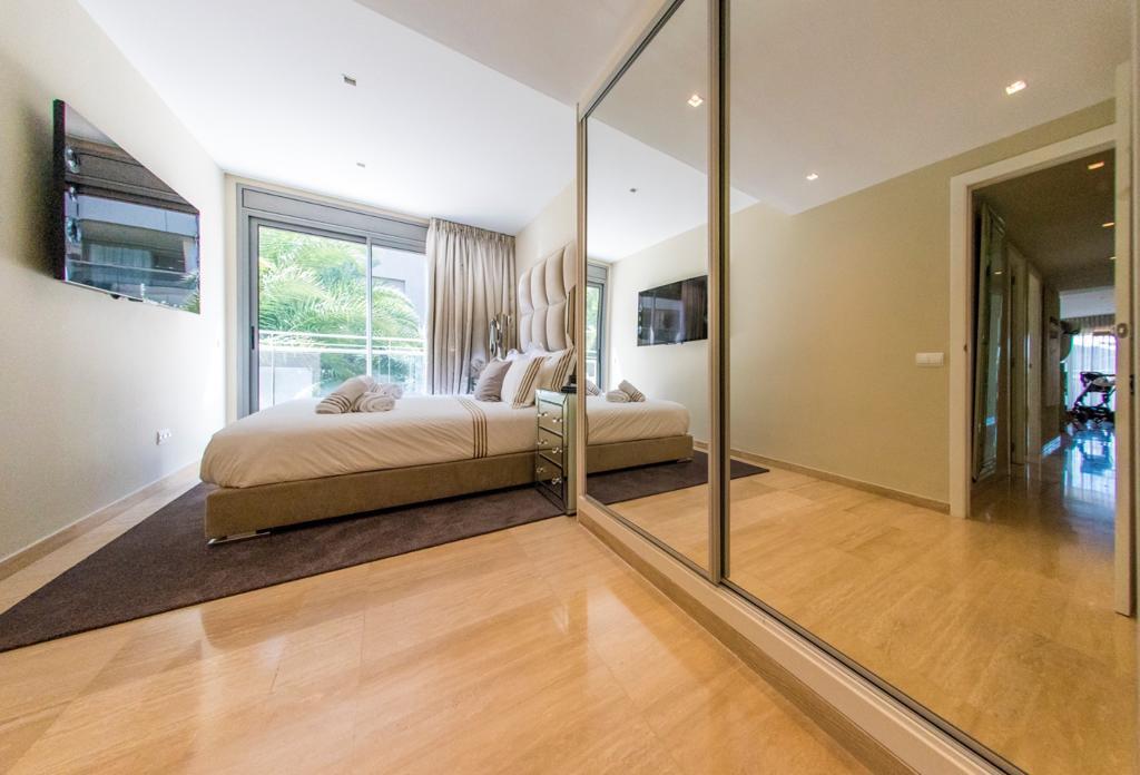 Exclusief appartement met groot terras in Botafoc