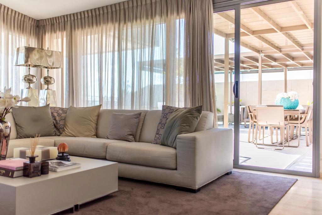 Exklusiv renovierte Wohnung mit großer Terrasse in Botafoc