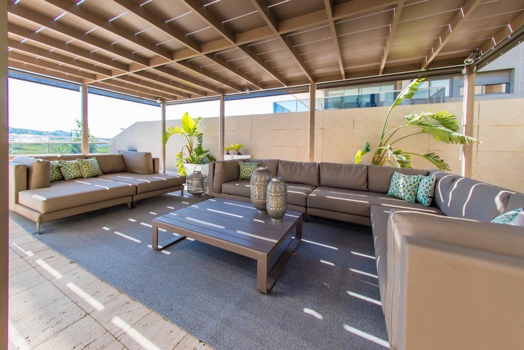 Exklusiv renovierte Wohnung mit großer Terrasse in Botafoc