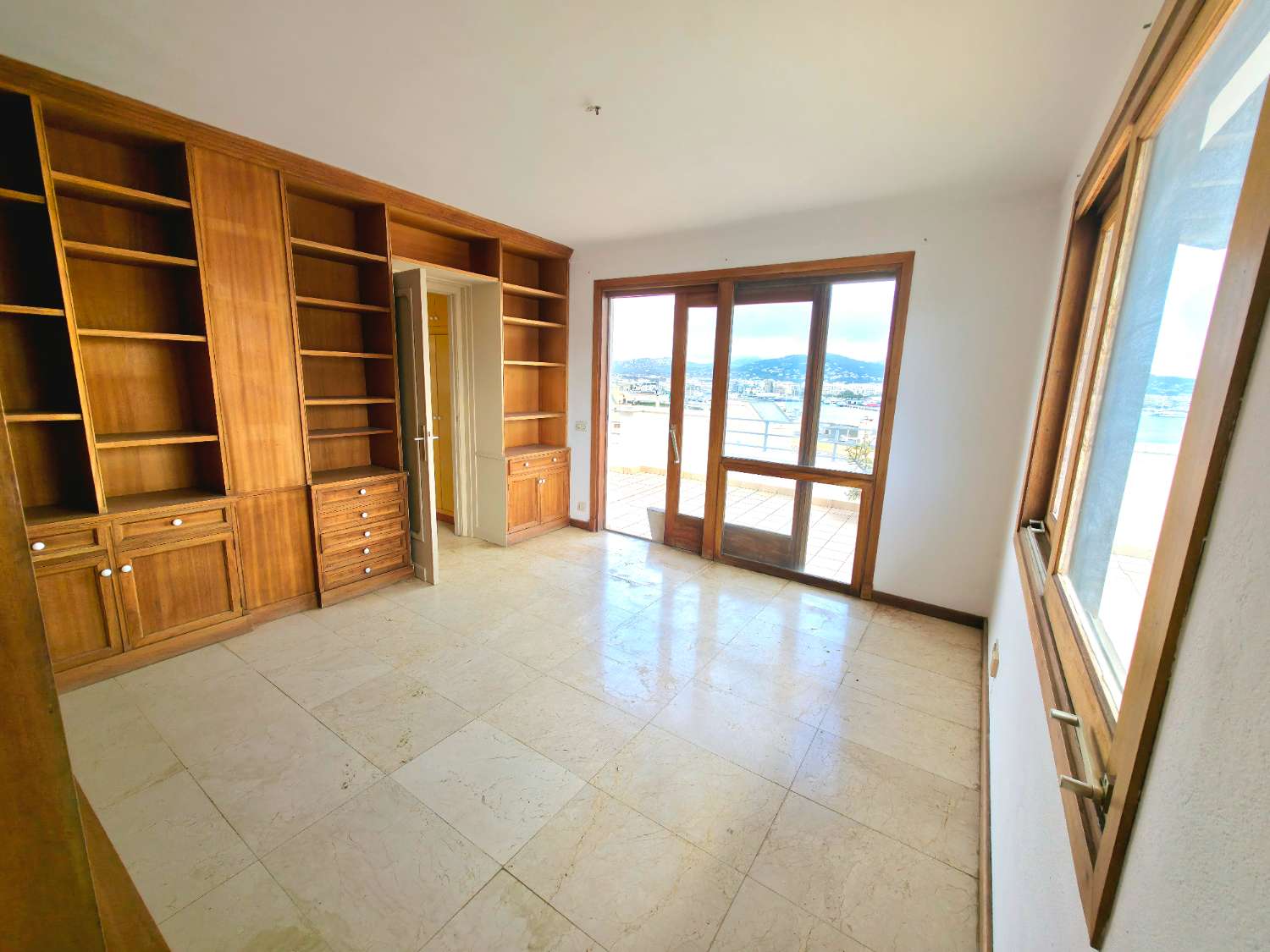 Duplex penthouse with 360º views of the port and Dalt Vila