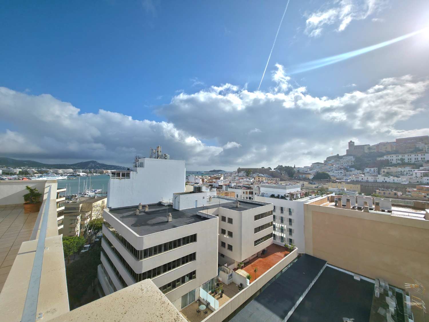 Duplex penthouse with 360º views of the port and Dalt Vila