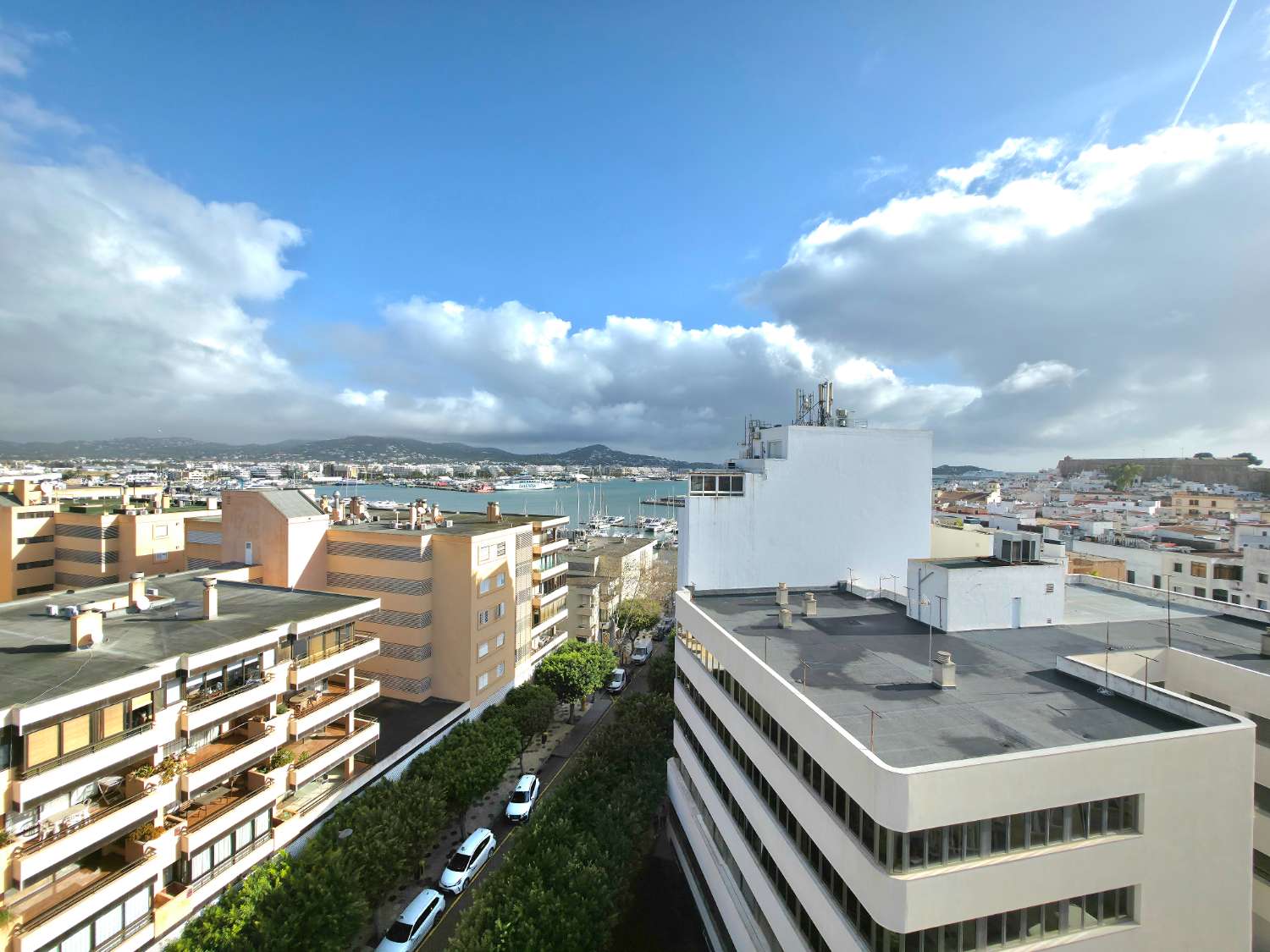 Duplex penthouse with 360º views of the port and Dalt Vila