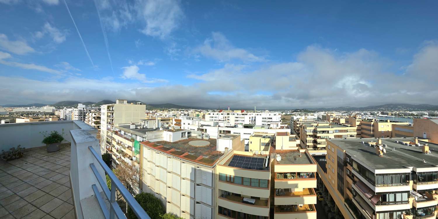 Duplex penthouse with 360º views of the port and Dalt Vila
