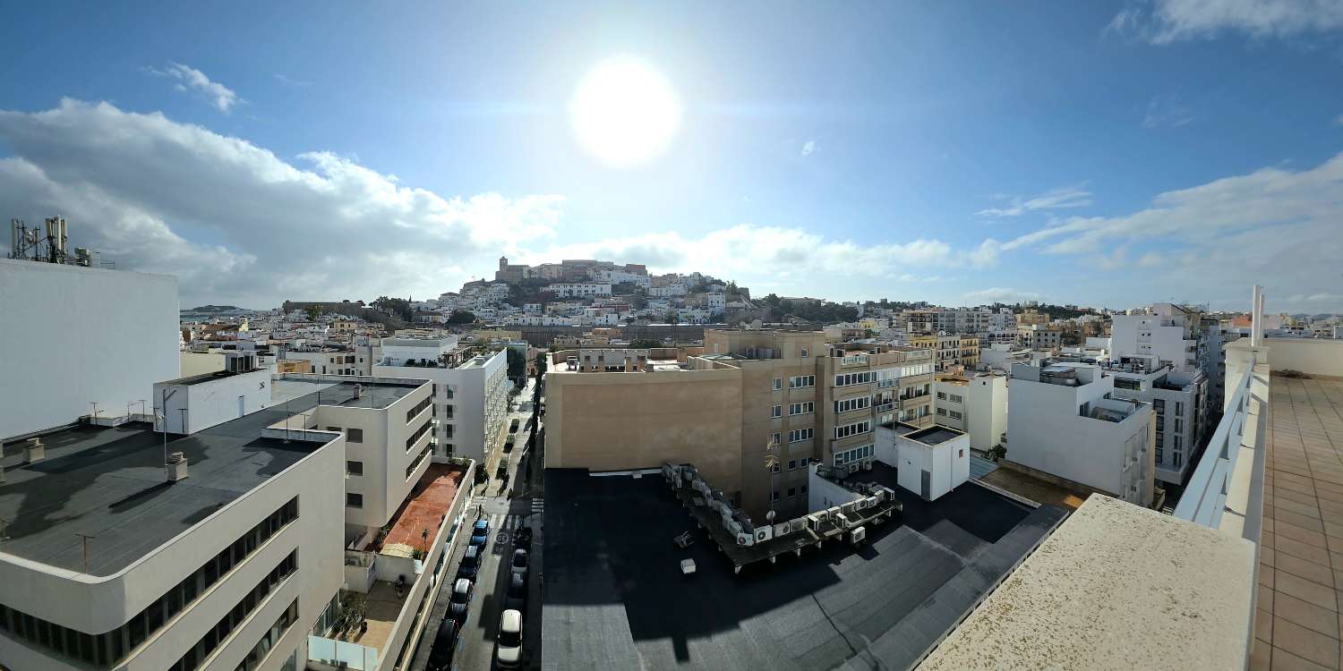 Duplex penthouse with 360º views of the port and Dalt Vila