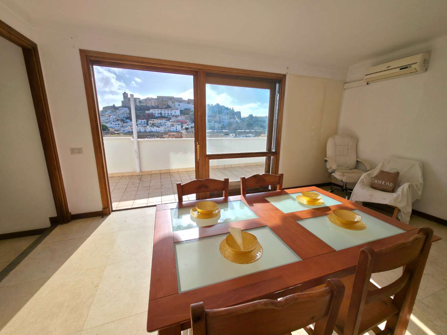 Duplex penthouse with 360º views of the port and Dalt Vila