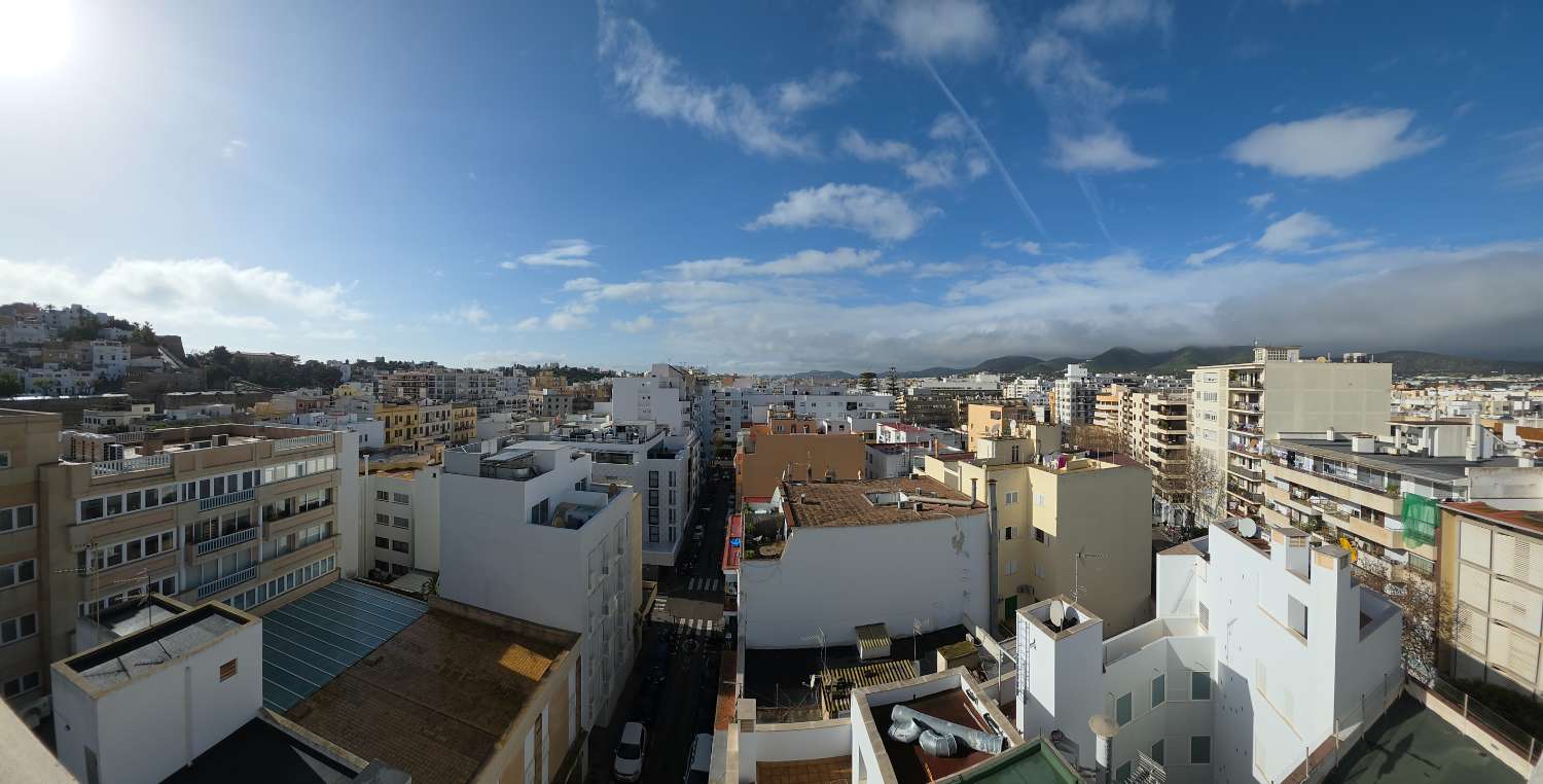 Duplex penthouse with 360º views of the port and Dalt Vila