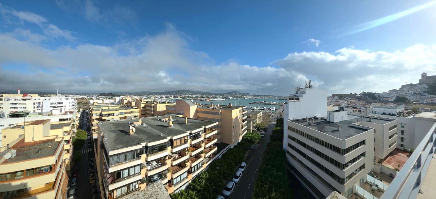 Duplex penthouse with 360º views of the port and Dalt Vila