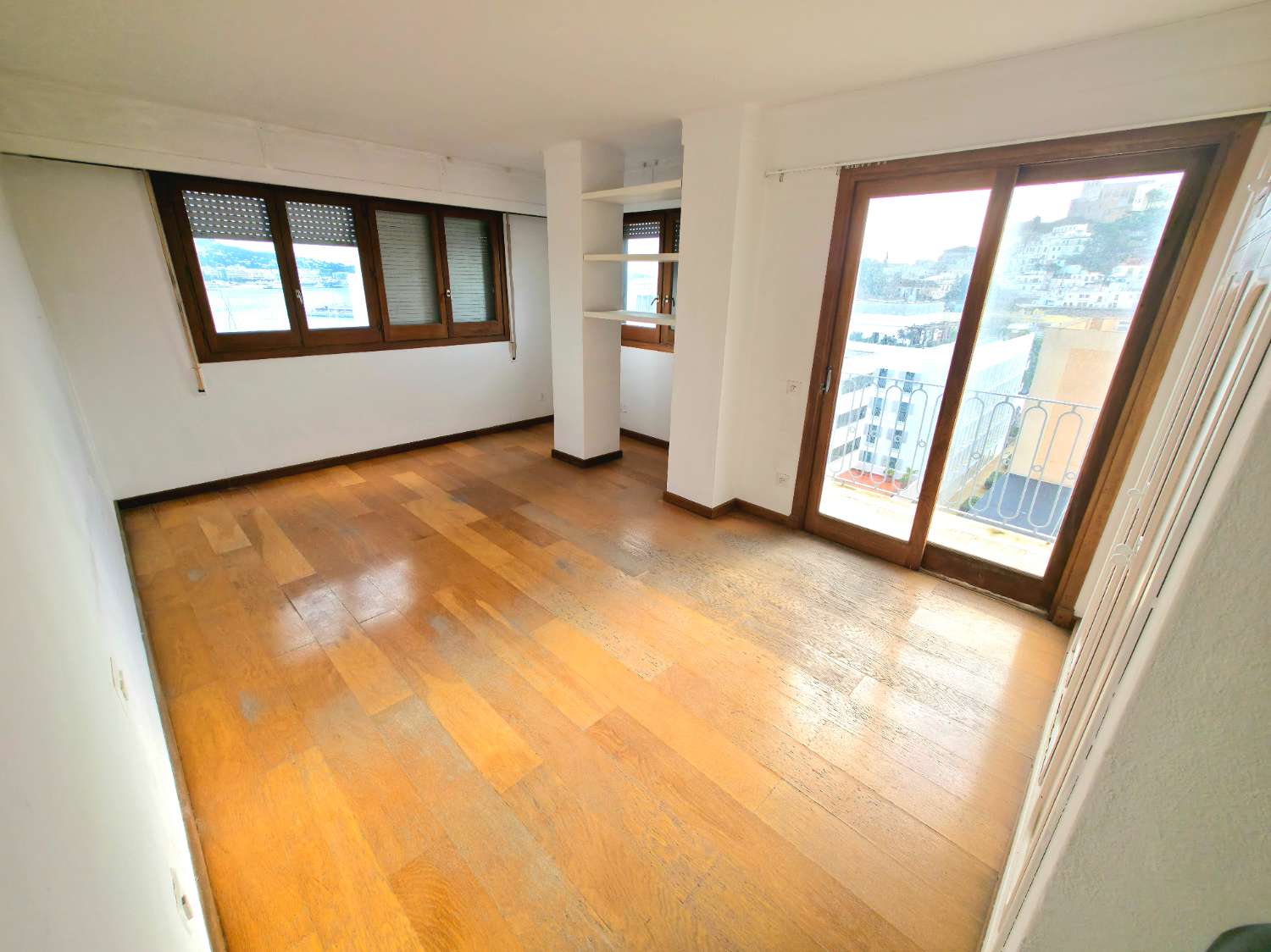 Duplex penthouse with 360º views of the port and Dalt Vila