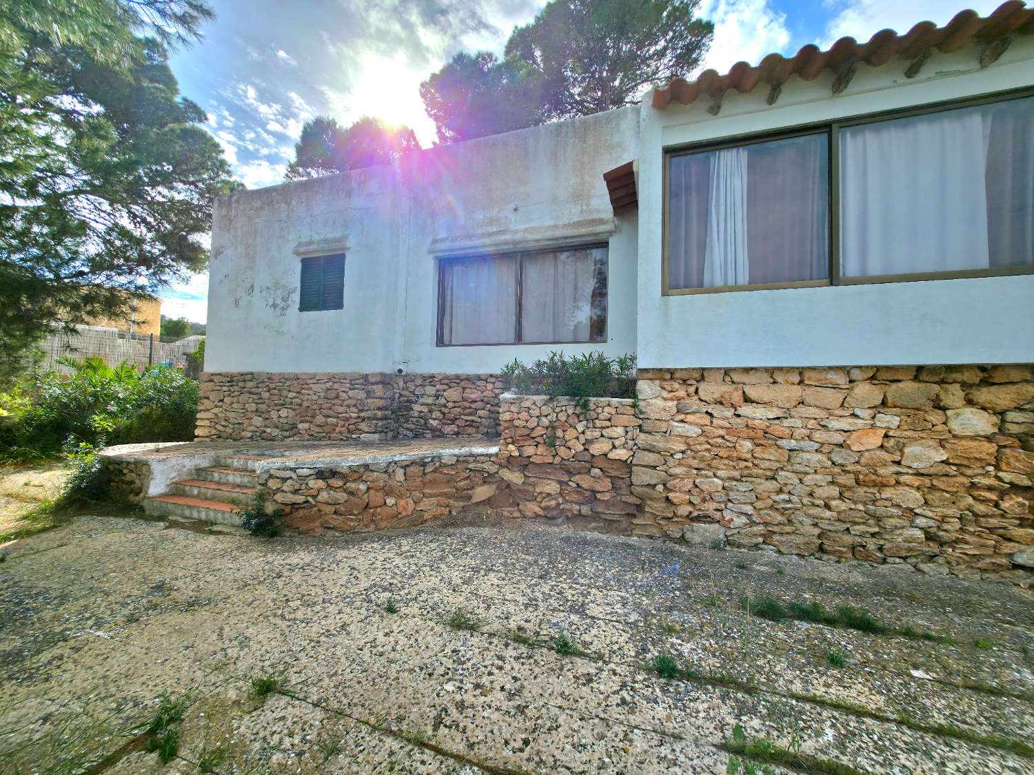 Terreno edificable con casa en Portinatx