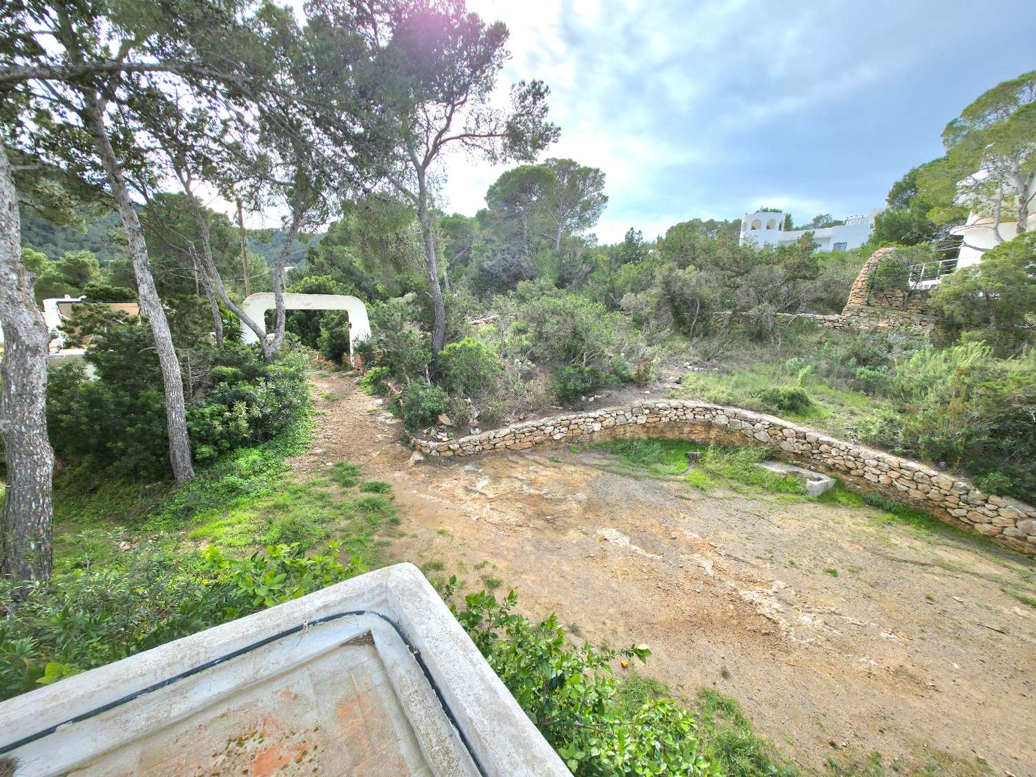 Terreno edificable con casa en Portinatx