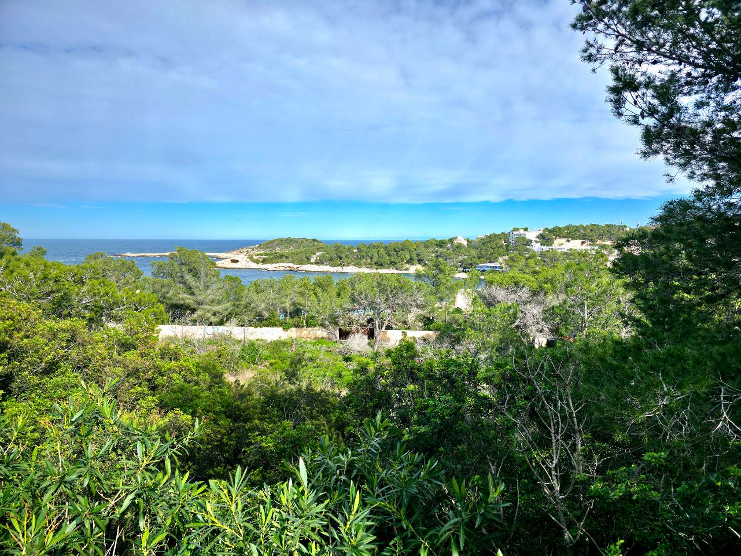 Terreno edificable con casa en Portinatx