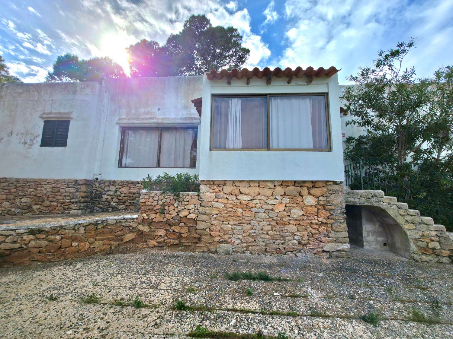 Terreno edificable con casa en Portinatx