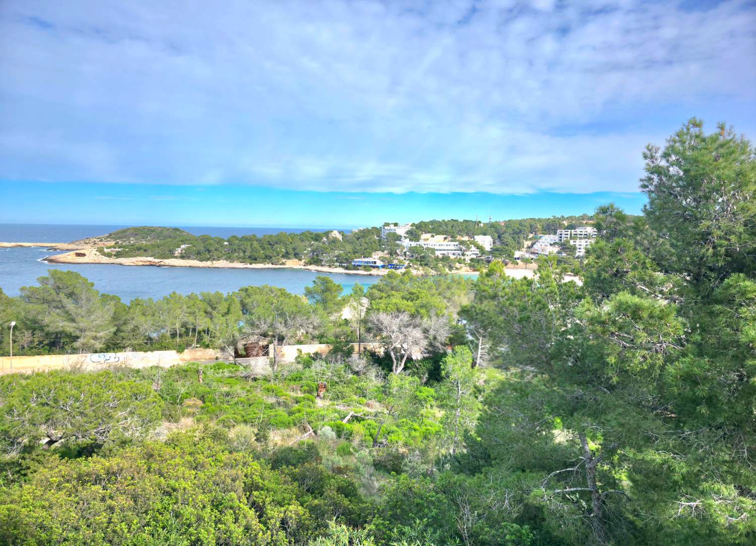 Terreno edificable con casa en Portinatx