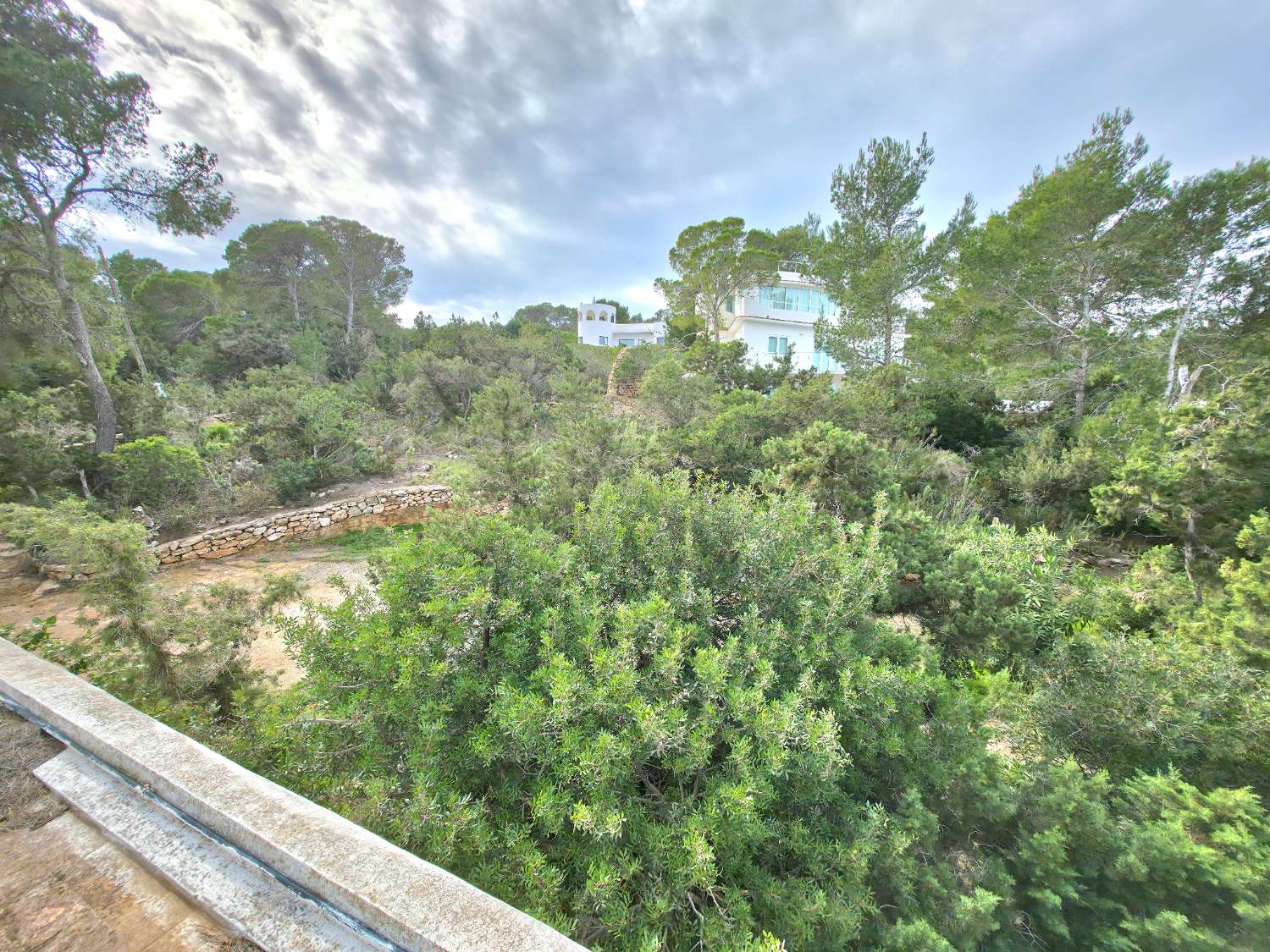 Terreno edificable con casa en Portinatx