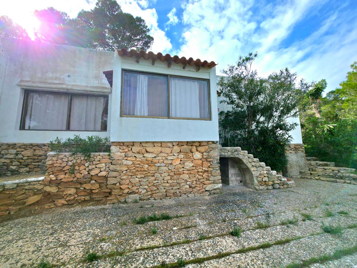 Terreno edificable con casa en Portinatx