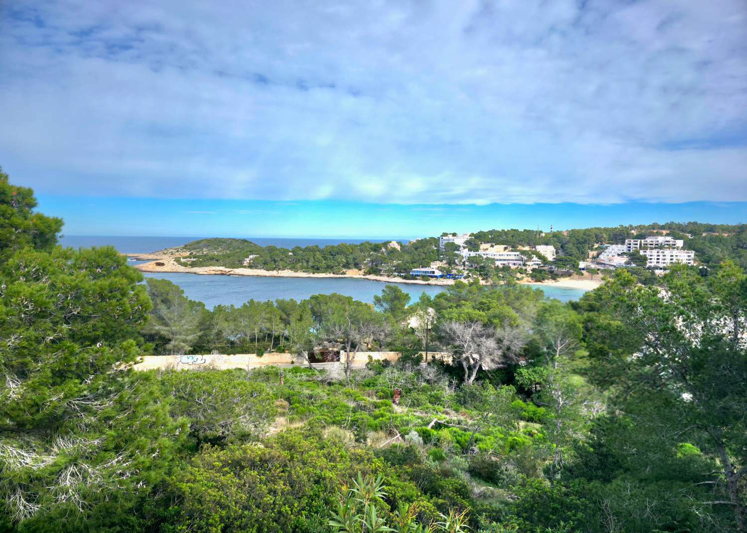 Terreno edificable con casa en Portinatx