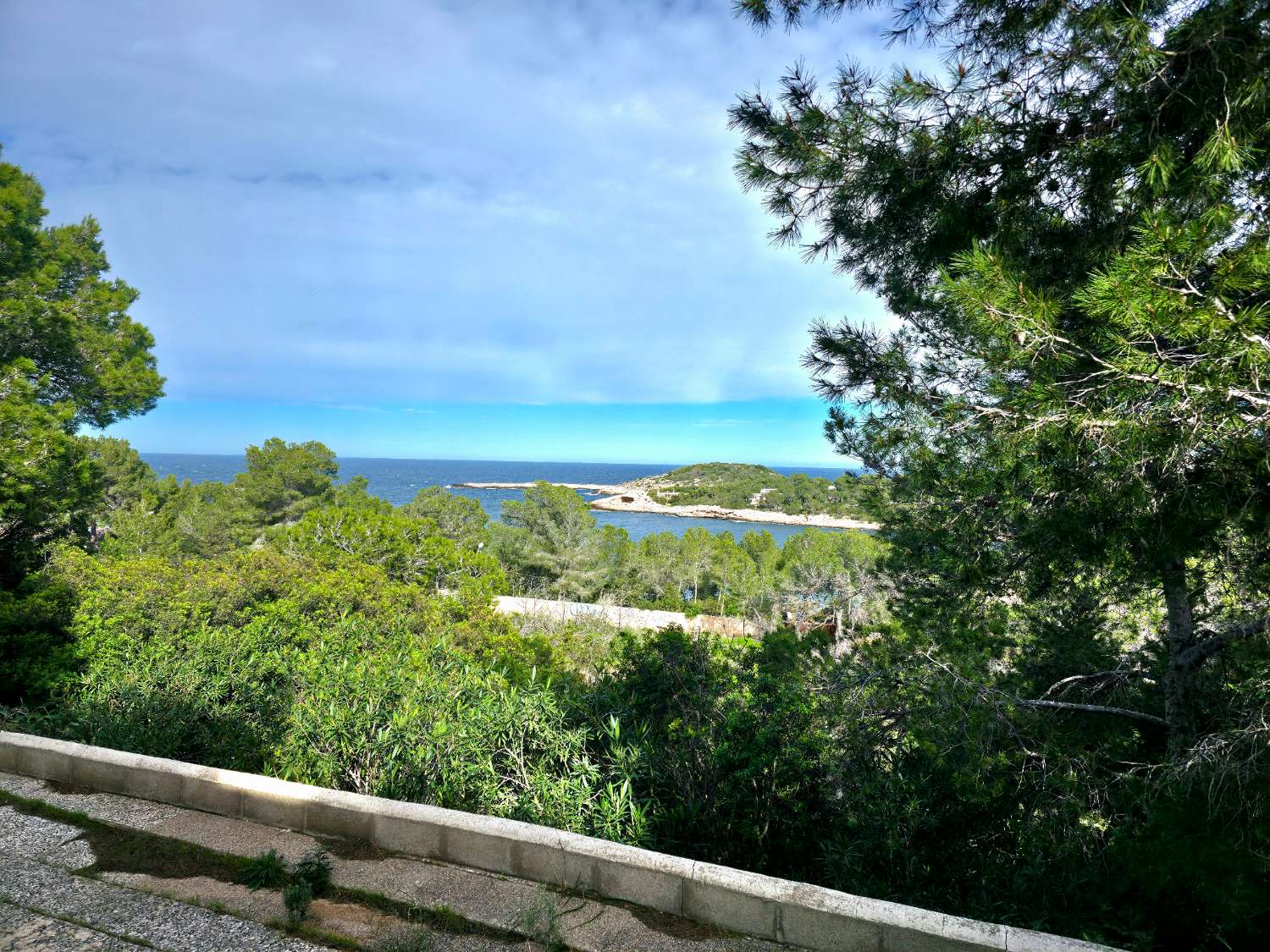 Terreno edificable con casa en Portinatx