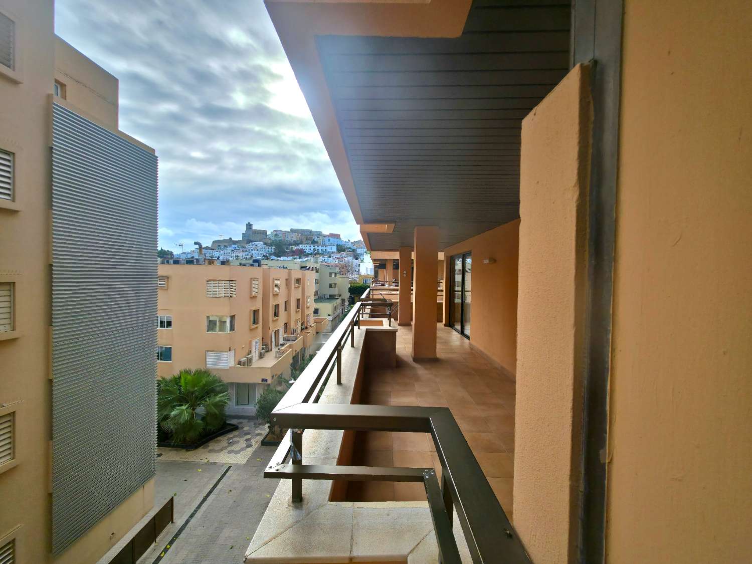 Piso cerca del puerto con vistas a Dalt Vila