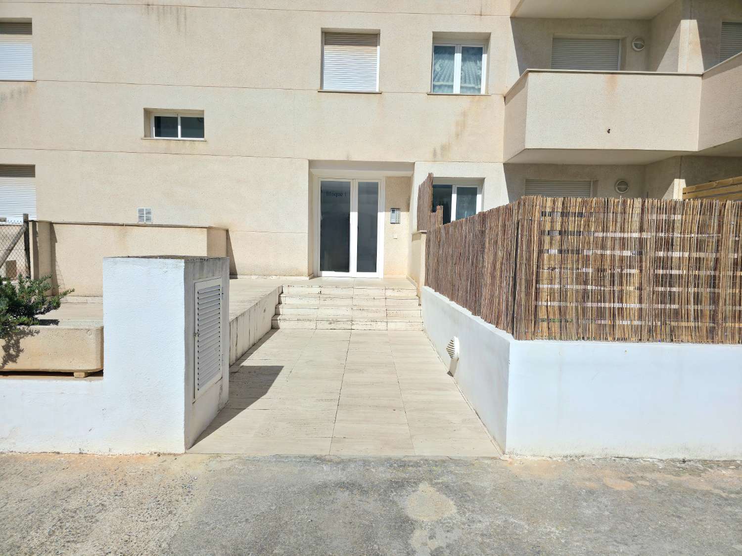 Encantador bajo con gran terraza